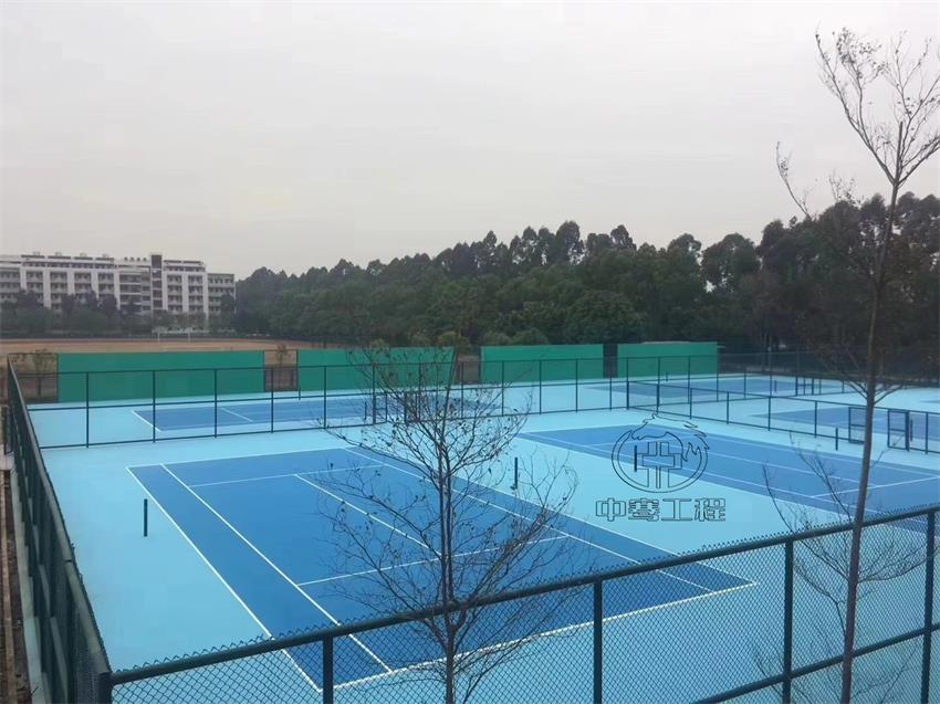 绿色建材，环保先行：楼顶网球场的可持续之道